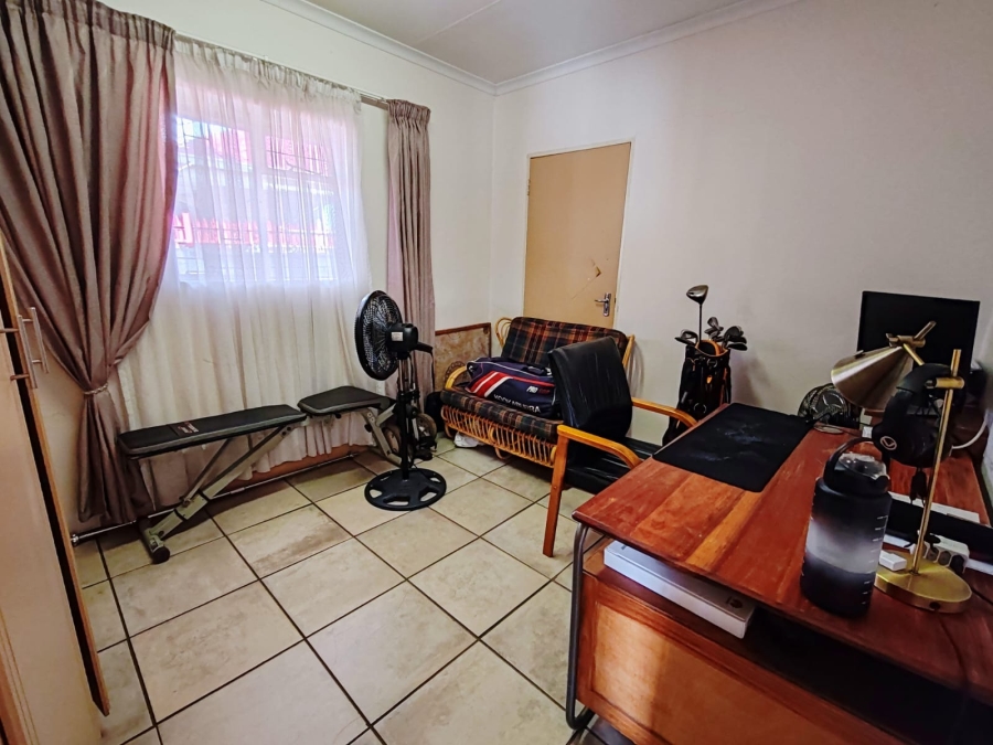 3 Bedroom Property for Sale in Kannoniers Park North West
